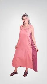 Vestido midi de lino y algodón color rosado, sin mangas, con breteles anchos decorados con botones y bolsillos laterales amplios. Los laterales y la parte posterior son de color bordó, generando un diseño bicolor.
