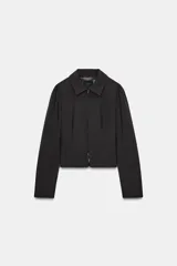 Cazadora entallada de color gris oscuro, con cuello solapa, manga larga y cierre frontal con cremallera de doble cursor. Presenta costuras marcadas y forro interior.