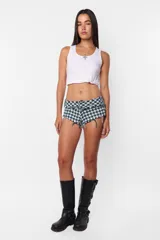 Microshort tiro bajo con estampado pata de gallo en tonos verdes y blancos.