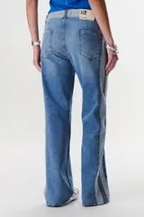 Jean de corte recto y tiro medio, confeccionado en denim con un diseño de lavado en dos tonalidades de azul y detalle de bordado lateral a contratono.