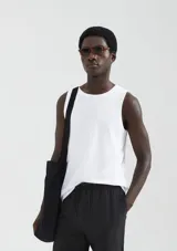 Musculosa blanca de corte recto y cuello redondo.