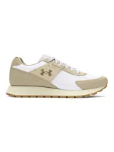 Championes Under Armour de estilo retro, confeccionados con una combinación de nailon ligero y revestimientos de gamuza. Presentan un diseño en tonos blanco y beige, con el logo de la marca en el lateral y suela de goma dentada para mayor tracción.