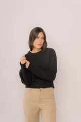 Pantalón de lino color beige, de corte recto, con bolsillos laterales y traseros.