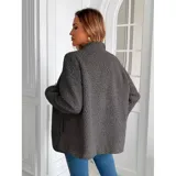 Campera de corderito color blanco, con cuello alto, cierre frontal completo y un bolsillo en el pecho con cierre.
