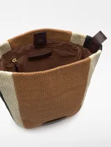 Bolso hobo grande tricolor de rafia, con asa larga regulable con gemelos logotipados y cierre magnético.