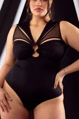 Body musculosa negro de lycra con transparencias de tul y aro metálico en el escote.