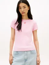 Remera slim fit de color rosa, confeccionada en punto de algodón elástico, con cuello redondo y logo bordado en el pecho.