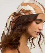 Pañuelo satinado de poliéster con estampado geométrico en tonos beige, blanco y marrón, con detalles de puntos.