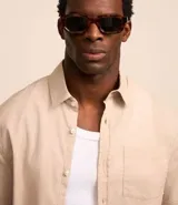 Camisa de hombre de manga larga, cuello solapa y abotonado delantero, confeccionada en tejido voil de algodón con textura flamê.