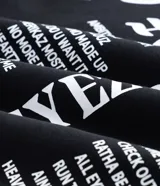 Hoodie negro de corte holgado con capucha y bolsillo frontal tipo canguro. Presenta una estampa fotográfica de Tupac Shakur en el pecho con el texto 'Tupac' y 'All Eyez On Me'.