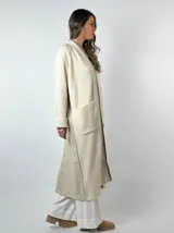 Tapado largo marrón de lana con tejido de punto acanalado, cuello con solapas y cierre con botones.