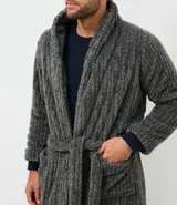 Bata de baño masculina de plush con textura acanalada, cuenta con lazo ajustable en la cintura y dos bolsillos delanteros.