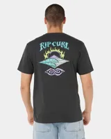Remera Rip Curl de manga corta y color negro lavado, con gran estampado gráfico en la espalda que incluye la inscripción "Rip Curl" y un diseño de olas con detalles en verde, celeste y violeta.