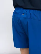 Short de entrenamiento Umbro modelo Chase, color azul, con cintura elástica y tejido elastizado.