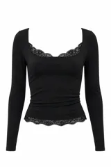 Top de manga larga color negro, con escote cuadrado adornado con puntilla de encaje y detalle de encaje en el ruedo.