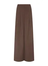 Pantalón sastrero marrón de pierna ancha, tiro alto, pretina estructurada con trabillas, pliegues frontales y cierre de cremallera.