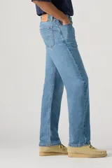 Pantalón de jean celeste de corte recto.