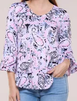 Blusa holgada de manga 3/4 con estampado paisley en tonos rosado, celeste y negro, escote en V y volados en los puños.