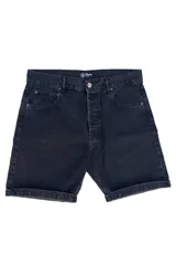 Bermuda de jean negro, 100% algodón, con cinco bolsillos y botones color cobre.