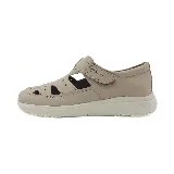 Zapato Freeway Sensi color beige con perforaciones y ajuste con velcro.