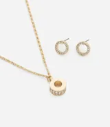 Conjunto de collar corto dorado con dije circular con incrustaciones de strass y aros tipo botón dorados con incrustaciones de strass.