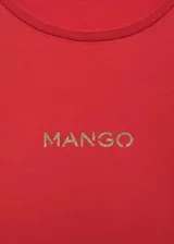 Camiseta roja de algodón con logo dorado de la marca Mango estampado en el pecho.