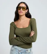 Body de manga larga color verde oliva, confeccionado en tejido acanalado, con escote cuadrado.