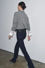 Jersey básico de cuello redondo y manga larga, confeccionado en una mezcla de cashmere y lana, con diseño de corte holgado y puños acanalados.