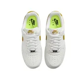 Zapatillas Nike Air Force 1 07 Next Nature, color blanco con detalles en amarillo ocre en el logo y el talón.