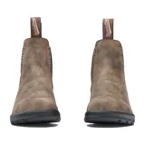 Botas Chelsea Blundstone color marrón rústico con laterales elásticos negros y detalle de perforaciones decorativas.