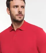Remera polo de corte comfort, confeccionada en algodón peruano de alta calidad. Presenta cuello clásico con tapeta de botones y mangas cortas. Diseño liso y texturizado, ideal para un look casual y fresco.