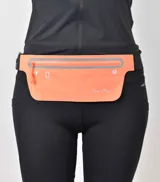 Riñonera deportiva de diseño plano y ergonómico, color naranja, con cierre frontal y detalles reflectantes. Incluye iconos impresos para organizar objetos pequeños y correa ajustable.