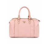 Cartera de mano tipo bowling color rosado, con doble asa corta, cierre superior y detalles metálicos dorados.