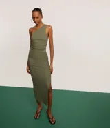 Vestido midi de color verde militar, confeccionado en tejido rib de poliamida. Presenta diseño de un solo hombro, fruncidos laterales a lo largo del cuerpo y tajo lateral en el bajo.
