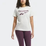 Remera de manga corta color beige jaspeado con cuello redondo y el logo de Reebok en tonos morados y violetas.