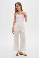 Pantalón de algodón color blanco, con tiro alto, bolsillos y diseño bordado.