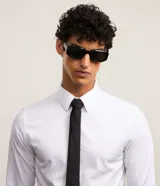 Corbata de hombre modelo slim confeccionada en satén de poliéster, con diseño liso y elegante.