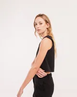 Chaleco de vestir gris oscuro con textura tipo tweed, escote en V y botones frontales. Corte levemente entallado y largo a la cintura.