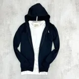 Campera con capucha y cierre frontal, color negro, con logo bordado en el pecho.