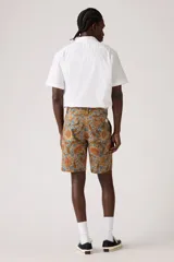 Bermuda de corte recto con estampado floral en tonos celeste, naranja y marrón.