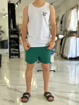 Musculosa blanca con estampado negro en la espalda con diseño tipográfico y gráfico inspirado en información nutricional humorística.