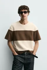 Camiseta relaxed fit color marrón, confeccionada en tejido con estructura, cuello redondo y manga corta.