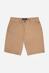 Bermuda tipo chino de la marca Mistral, color beige, con diseño clásico, bolsillos laterales y traseros, cierre de botón y bragueta, y pasacintos.