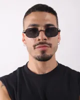 Lentes de sol con marco geométrico negro y lentes oscuros.