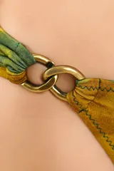 Calzón de bikini estampado en tonos mostaza y verde, con detalles de aros metálicos en los laterales.