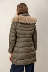 Campera puffer de nylon con diseño capitoneado, cierre frontal, capucha fija con borde de piel sintética y corte a la cadera.