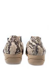 Zapato abierto negro con tiras de cuero trenzado y estampado animal print, suela color caramelo con burbuja de aire.