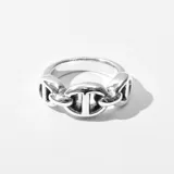 Anillo plateado con diseño de eslabones gruesos.