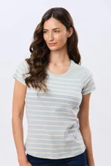 Remera de manga corta y cuello redondo, confeccionada en algodón con diseño de rayas horizontales en tono beige, rosado y azul marino.