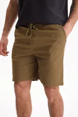 Bermuda de gabardina con spandex, cintura elastizada y cordón ajustable, de corte recto y color azul marino.